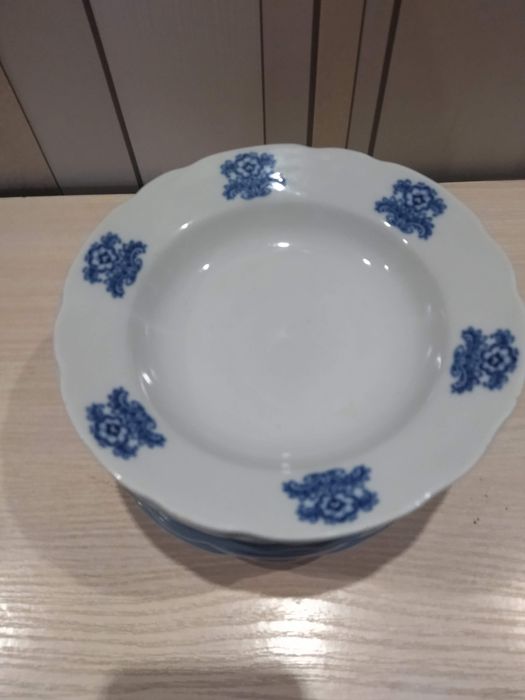 Посуд фарфоровий: тарілки, оселедочніци