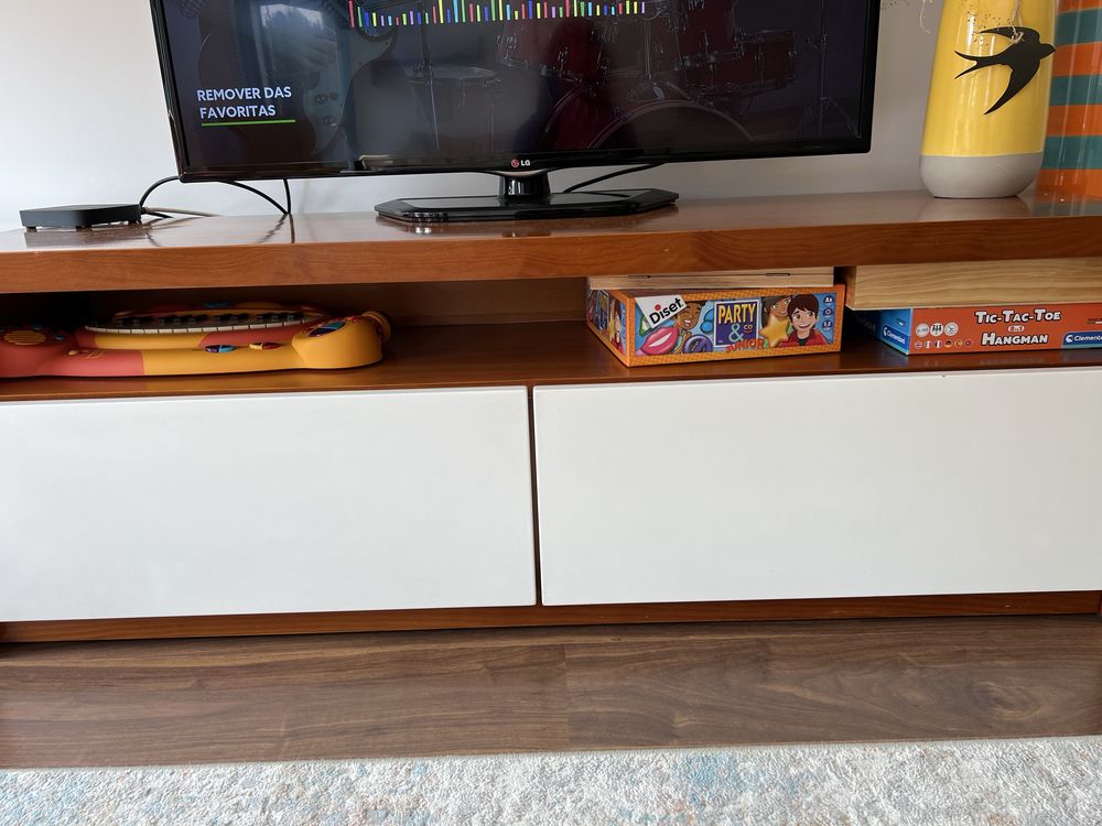 Mesa de televisão e armário suspenso
