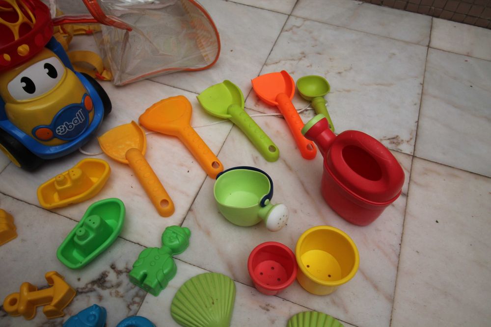brinquedos praia criança
estão como novos