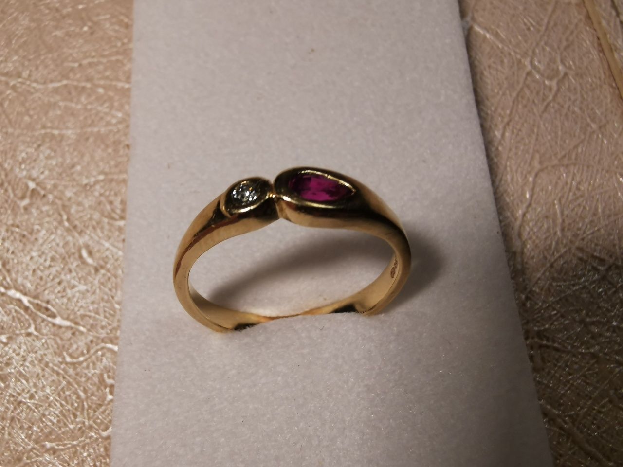 Złoty pierścionek wysadzany prawdziwym rubinem i brylantem   Próba 585