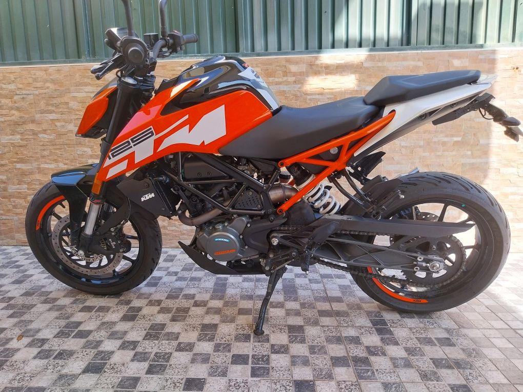 KTM Duke 125 como nova