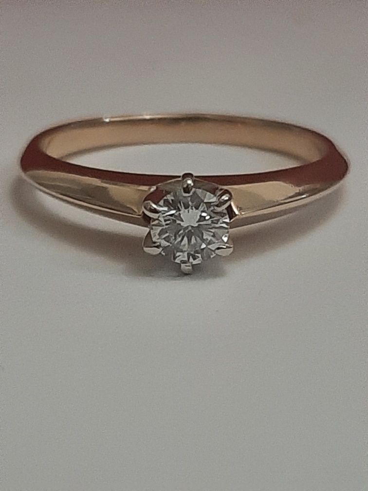Золотое кольцо с бриллиантом  0.33 карат.