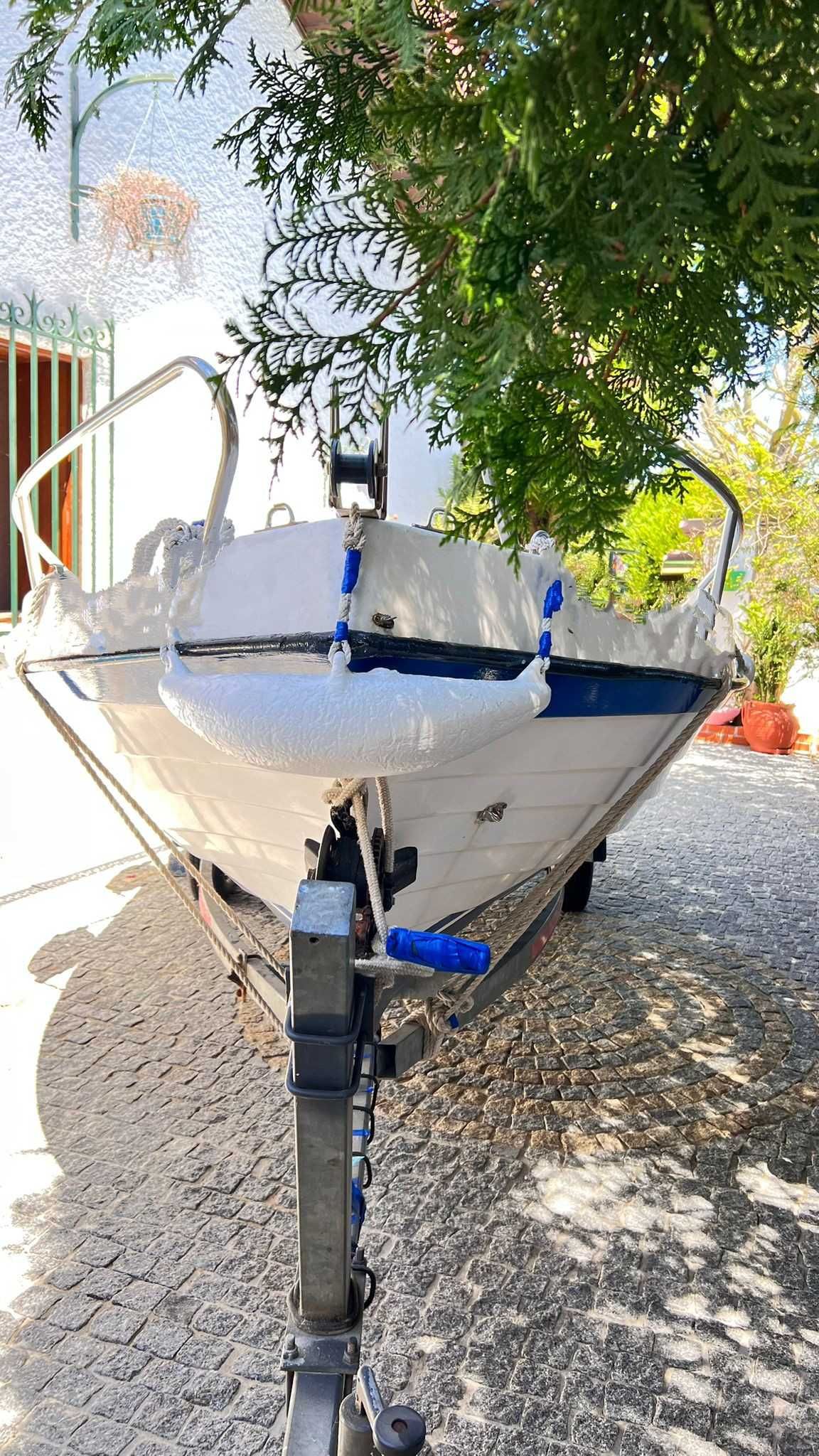 Barco de 5m Pesca desportiva oferta do atralado  6 pessoas