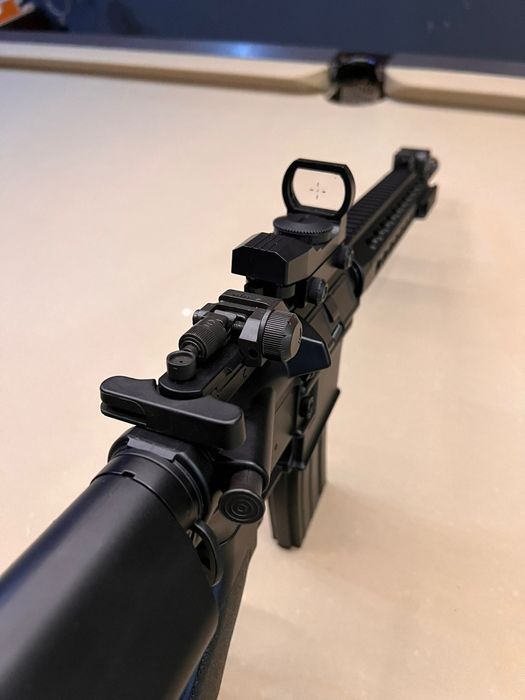 Airsoft M4 com alguns extras.