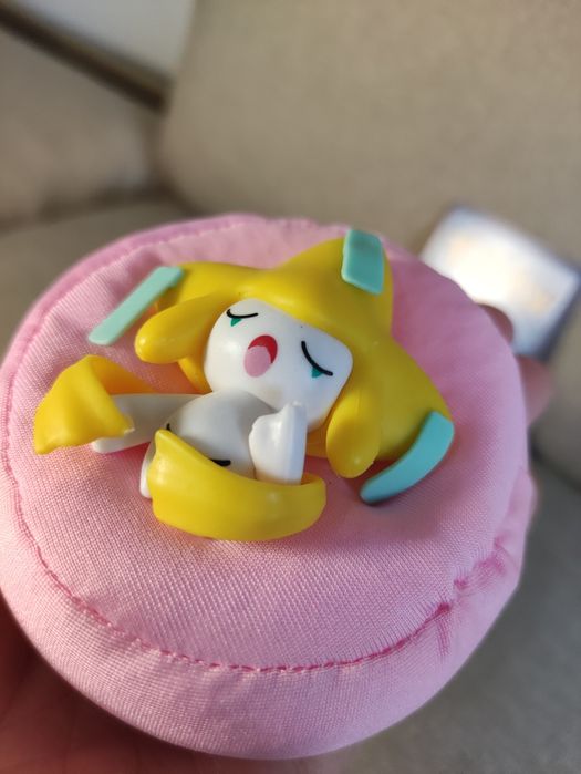 Śpiąca figurka na poduszce, plus oryginalna karta pokemon gratis