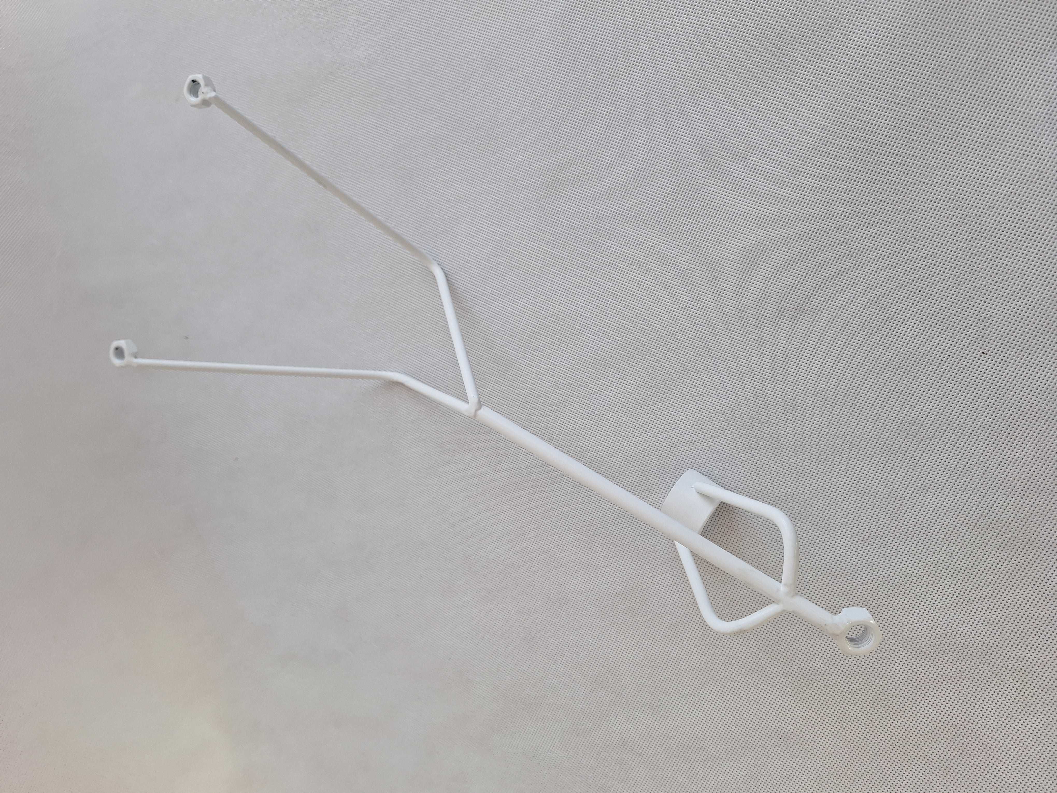 Minimalistyczny metalowy stojak na wino