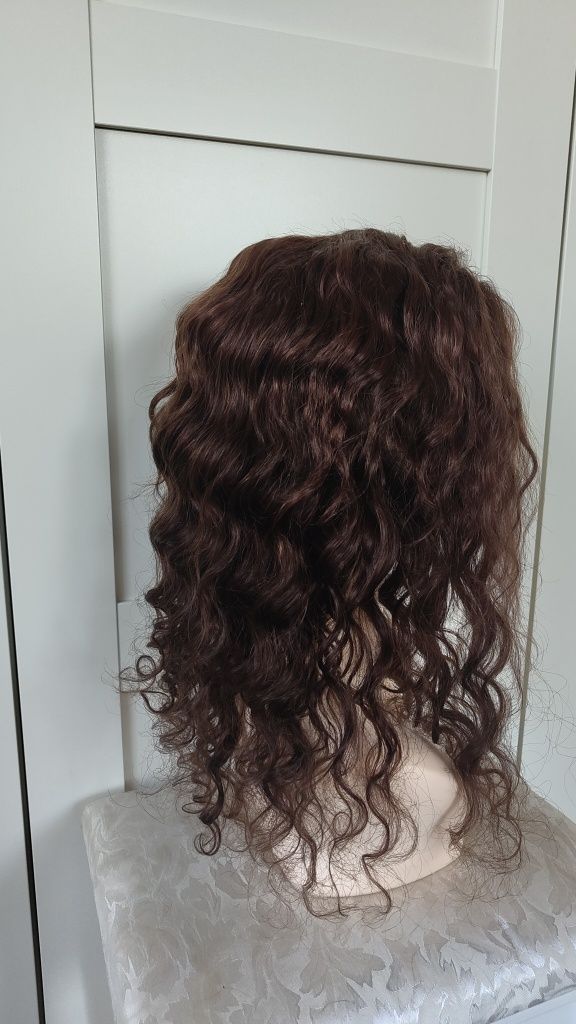 Piękna peruka lace-front naturalne włosy, fale.
