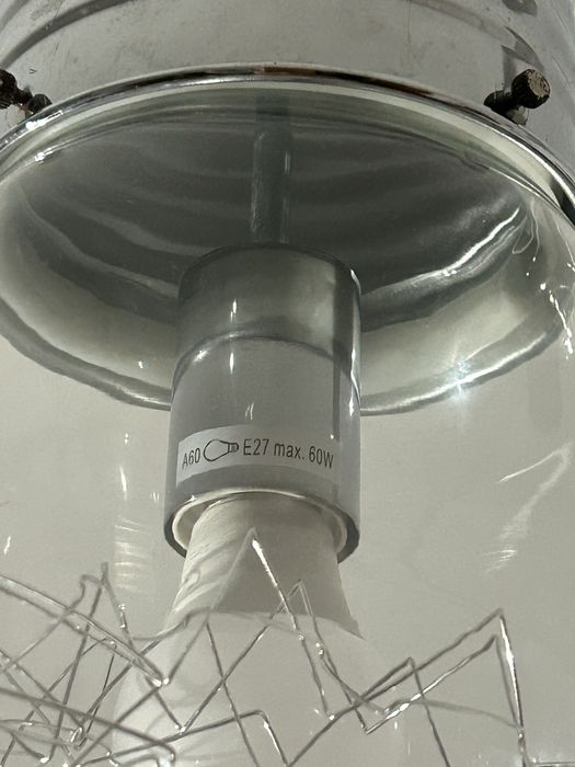 Candeeiro de teto em formato de lâmpada