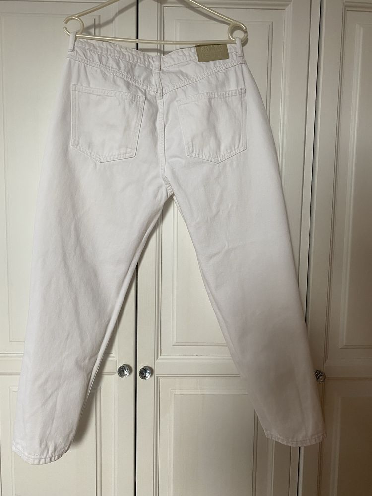 Białe spodnie jeansowe mom’s fit Amisu New Yorker, r. 42