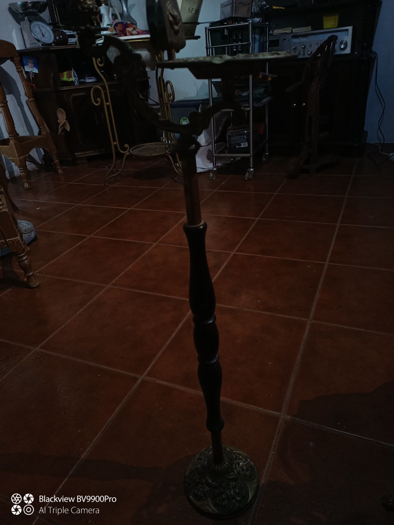 Cinzeiro de pé em latão e madeira