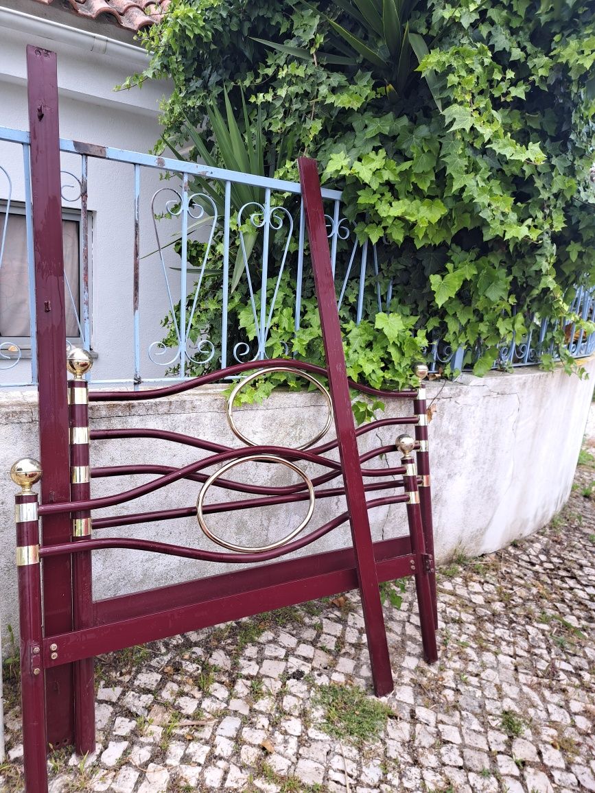 Cama de casal em ferro