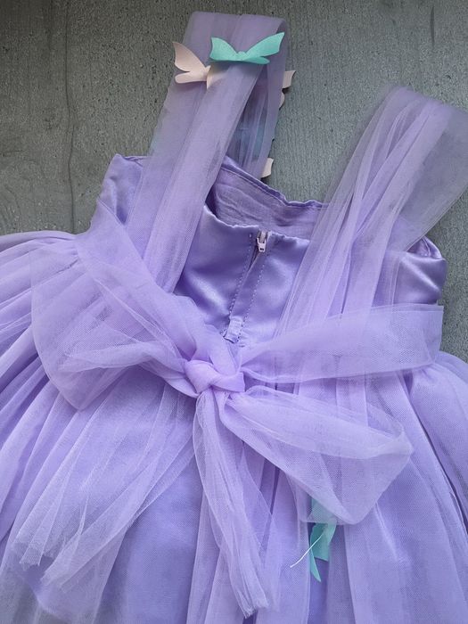 Розкішна бузькова сукня з метеликами на 1 рік