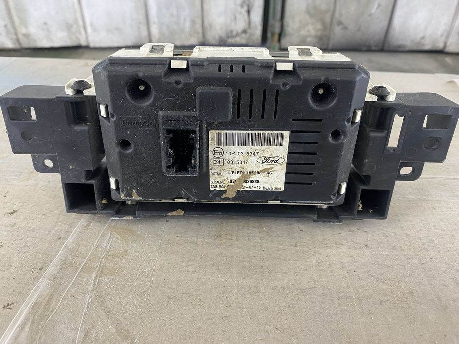 Центральні консолі на Ford Focus 3