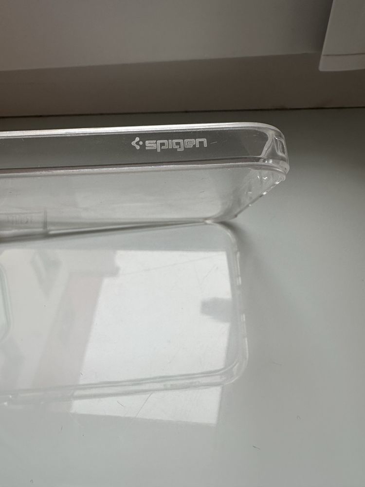 Продам прозорий чохол Spiden на Iphone 15 pro