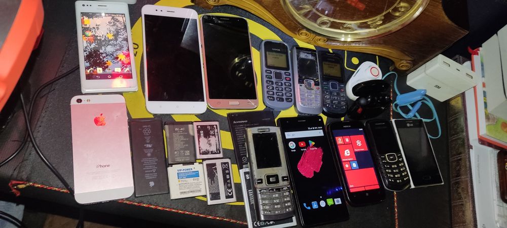 Тилефон NOKIA SONY та різні, на запасні частини деякі.