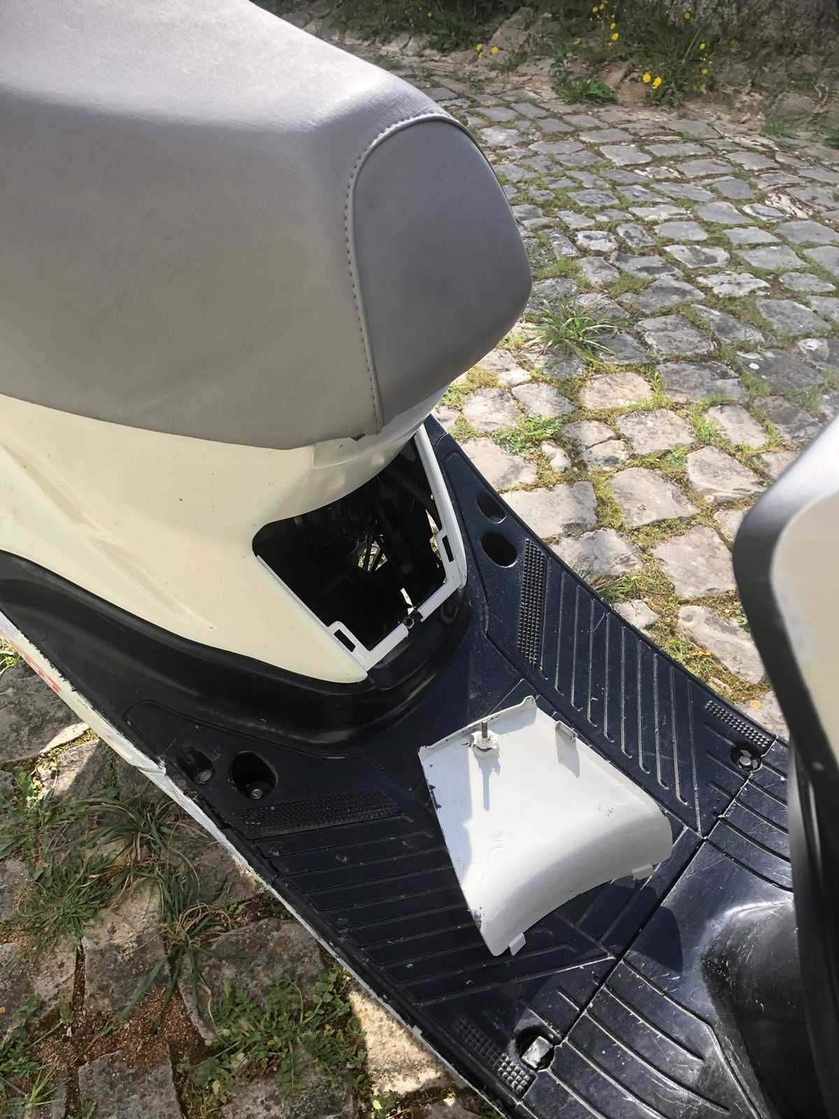 Mota Yamaha 50R AXIS com capacete