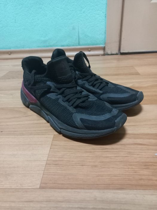 Кросівки спортивні