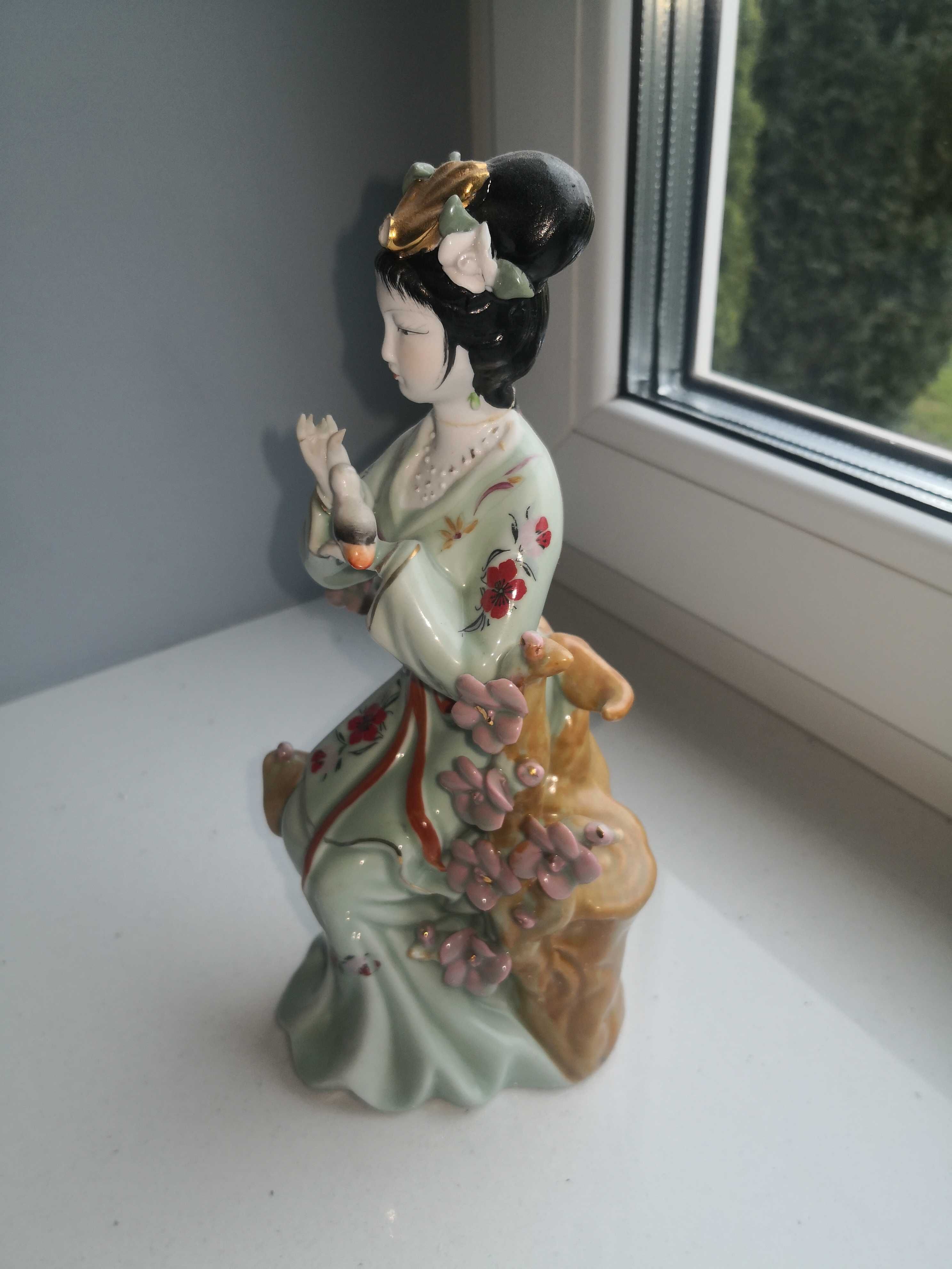 Figurka porcelanowa gejsza 23cm.