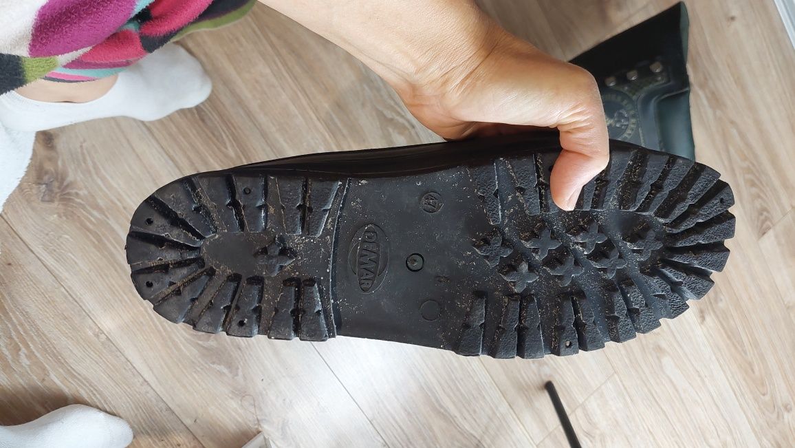 Buty solidne  zimowe z wkladanym korzuszkiem