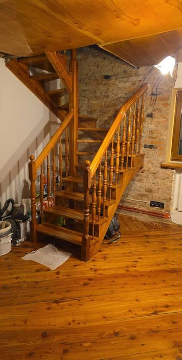 schody drewniane z balustradą