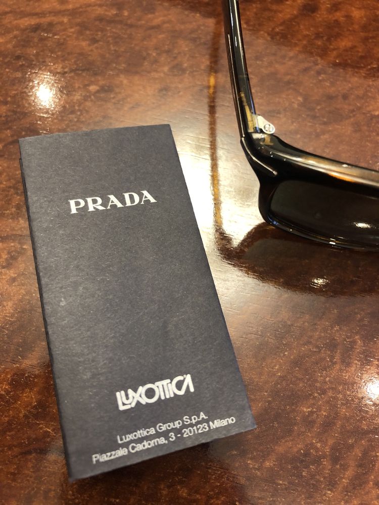 Солнцезащитные очки Prada