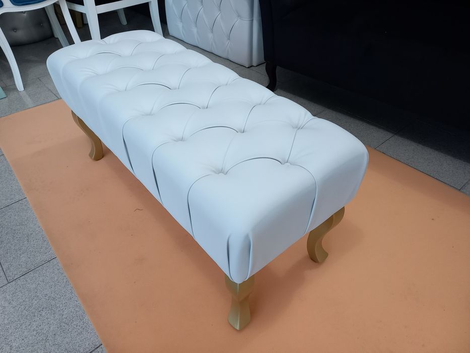 Banqueta capitonê pele branca, pés dourados, 100x40cm altura45cm