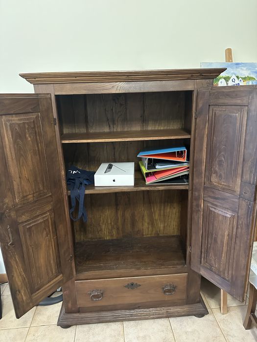 Armário em madeira maciça