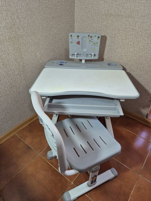 Парта шкільна (б/у в гарному стані)