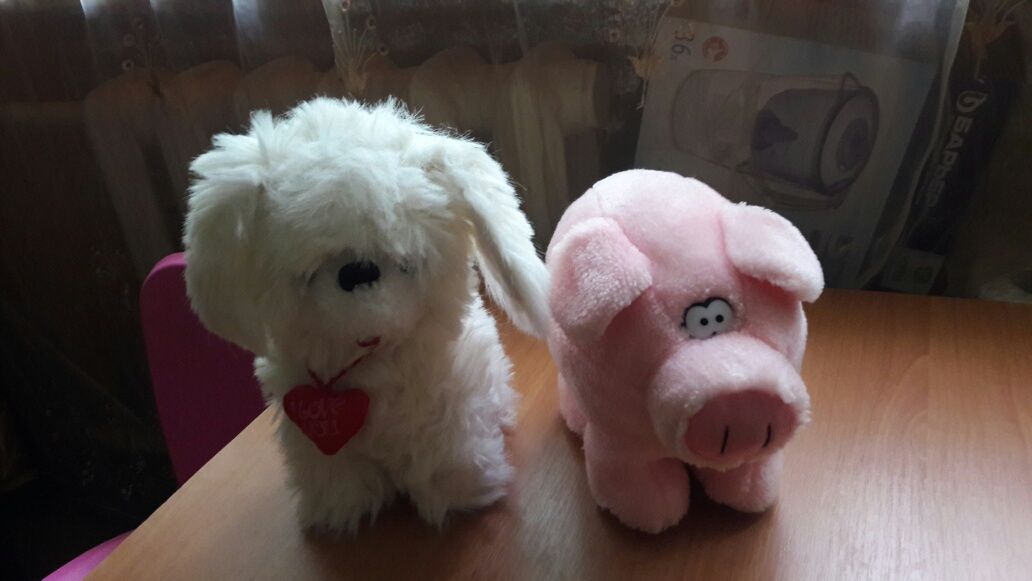 Продам мягкие игрушки собака и свинка.