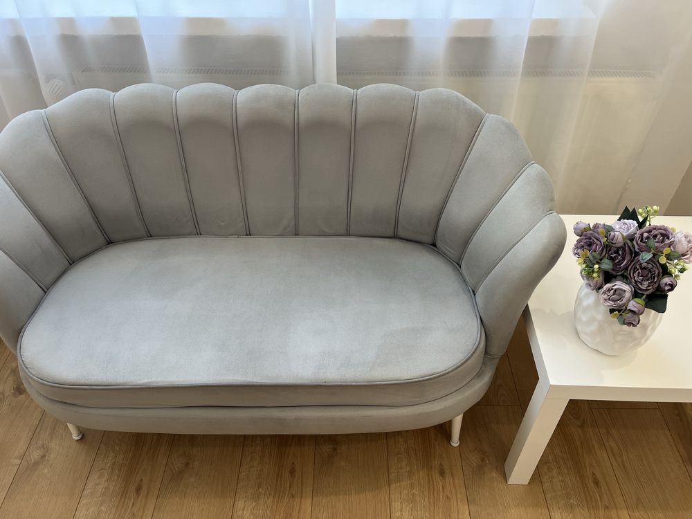 Sofa glamour muszelka szara zamszowa dwuosobowa
