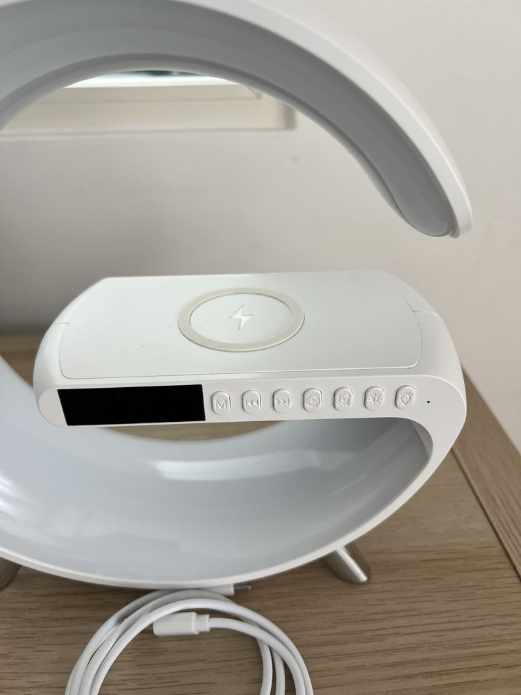 Relogio, carregador de telemóvel e aparelhagem