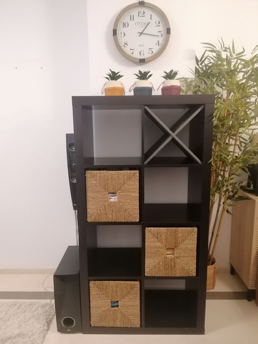 Estante Kallax preto-castanho com cestos e garrafeira