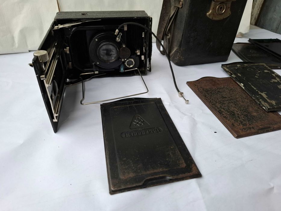 Фотоаппарат старый с касетами.