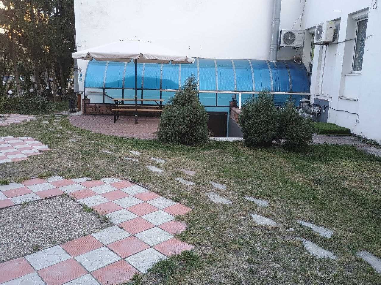 Приміщення (250кв) з літнім майданчиком. Метро харківська.