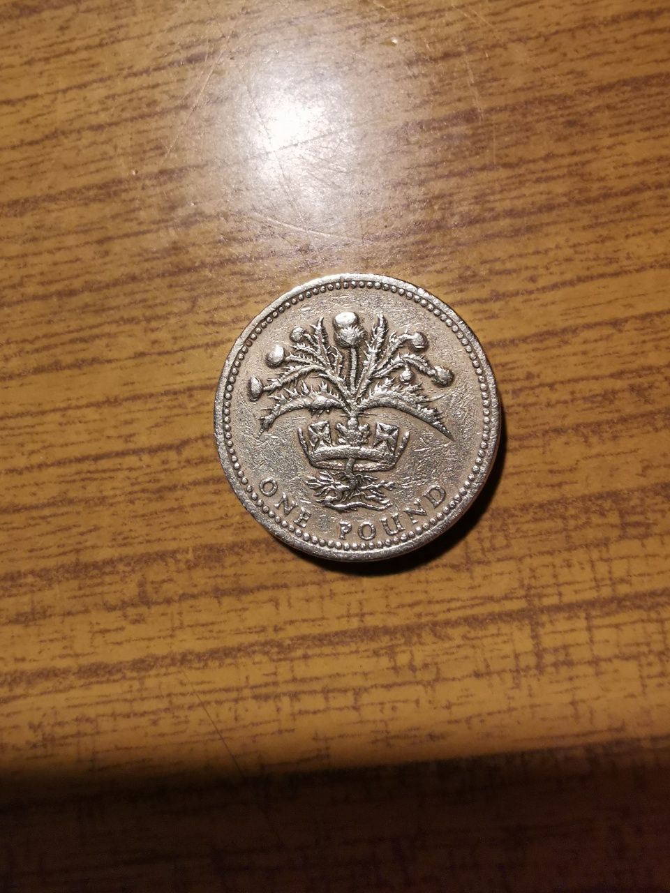 One pound 1984 napis odwrocony