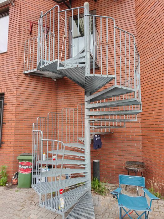 Schody zewnetrzne spiralne,fi ok,250cm,wysokosc ok,360cm+1m poręcze