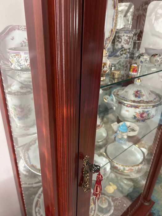 Cristaleira em madeira