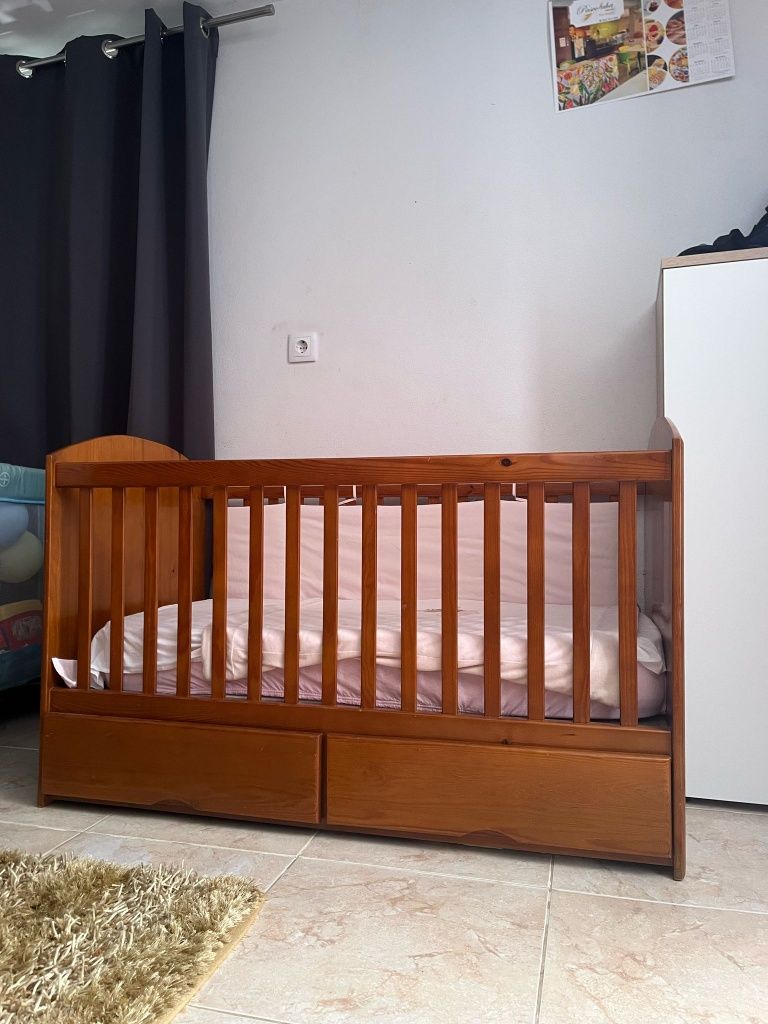 Berço para bebé em madeira
