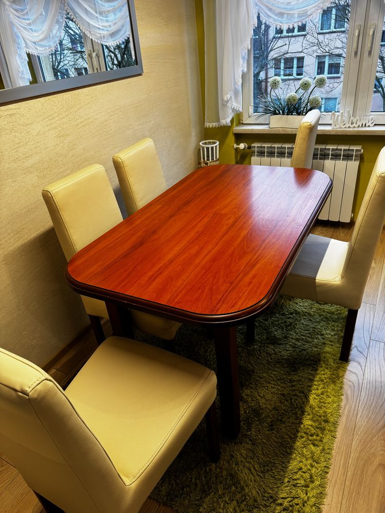 Stół z 6 krzesłami skórzanymi ecru kolor koniakowy