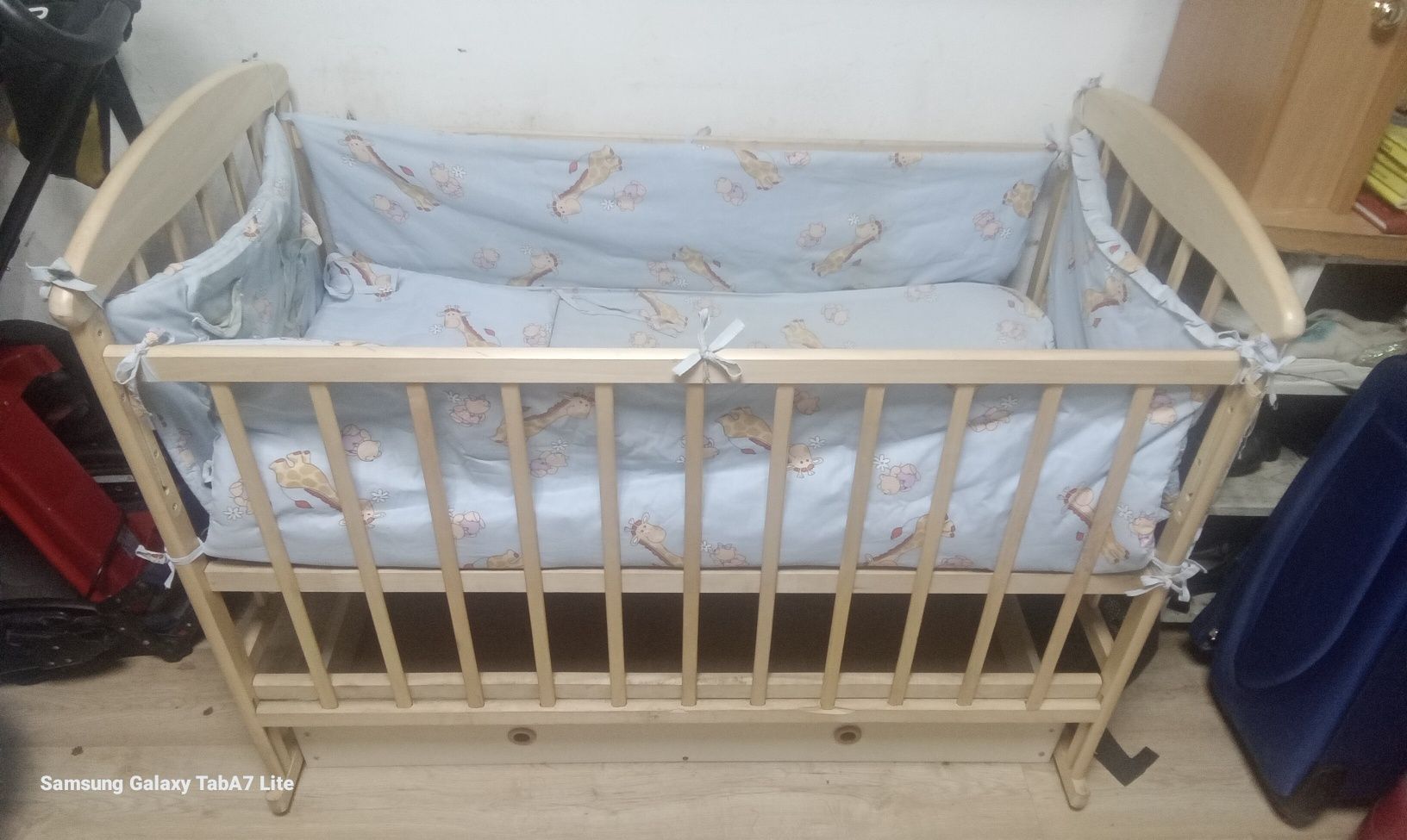Детскую кроватку с матрасиком, ефект МАЯТНИКА+КОМОД для вещей 1500 грн