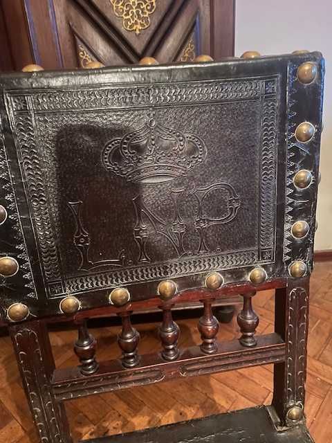 Cadeira de couro antiga