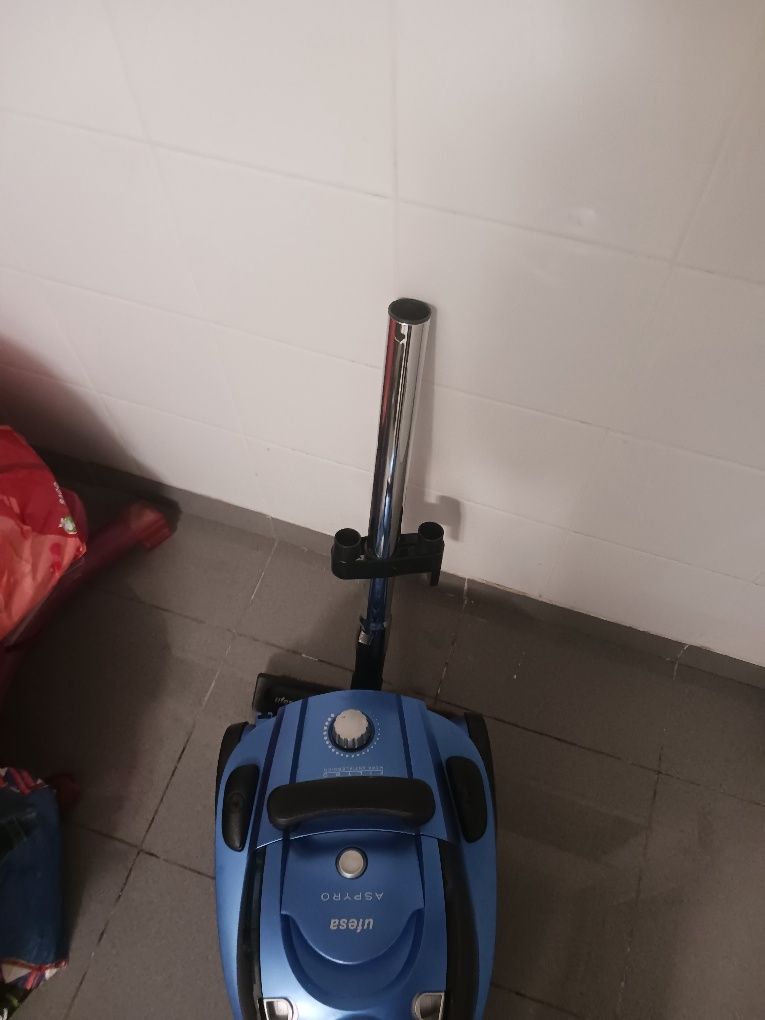 Aspirador ufesa  com os acessórios