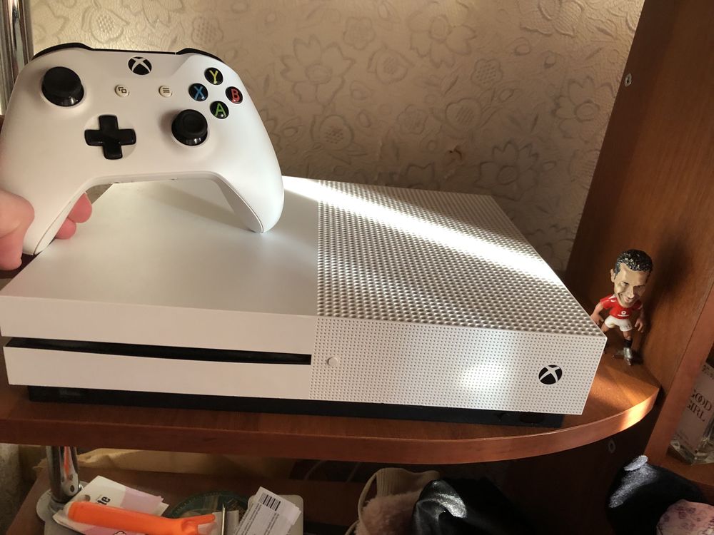 Xbox One S , 500Gb , Торг +