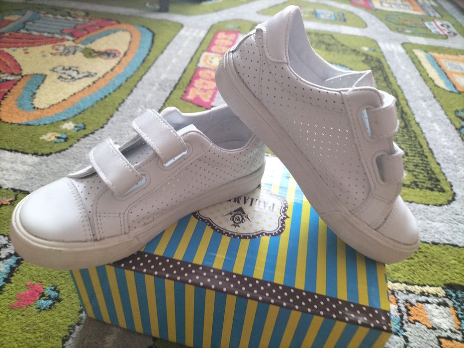 Кеди білого кольору