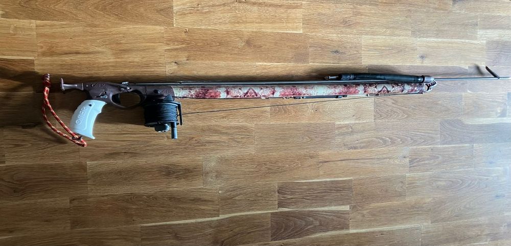 Boia de sinalização e arma de mergulho