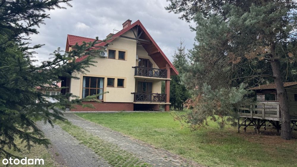 Przestronny dom z garażem i dużym ogrodem