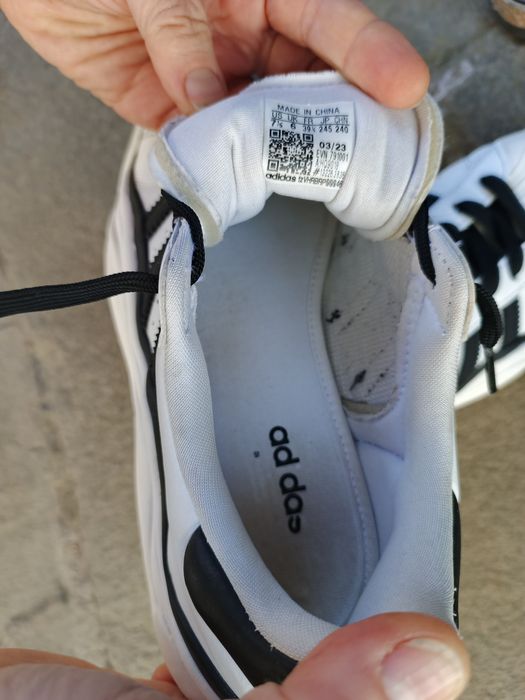 Кросівки біли жіночі .