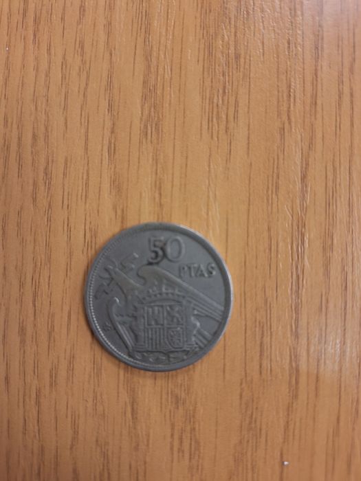Moeda rara de 50 pesetas de 1957 estrela 58 do ditador Franco