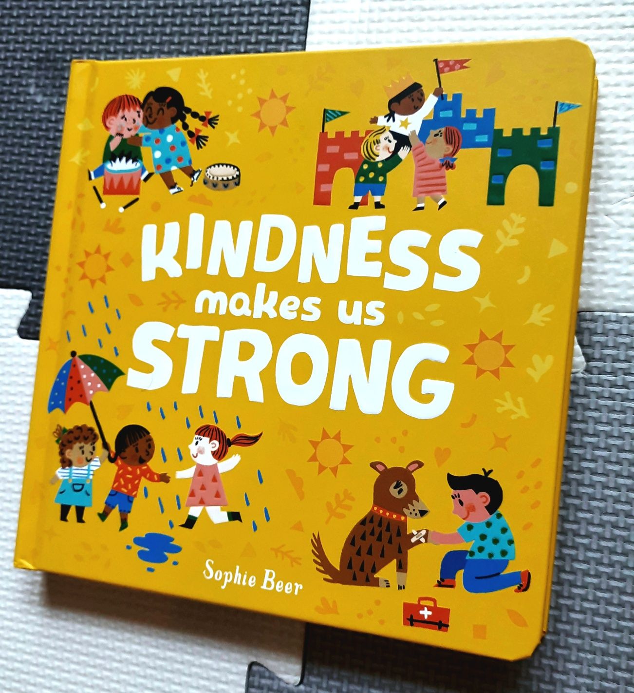 Kindness Makes Us Strong Sophie Beer książeczka po angielsku