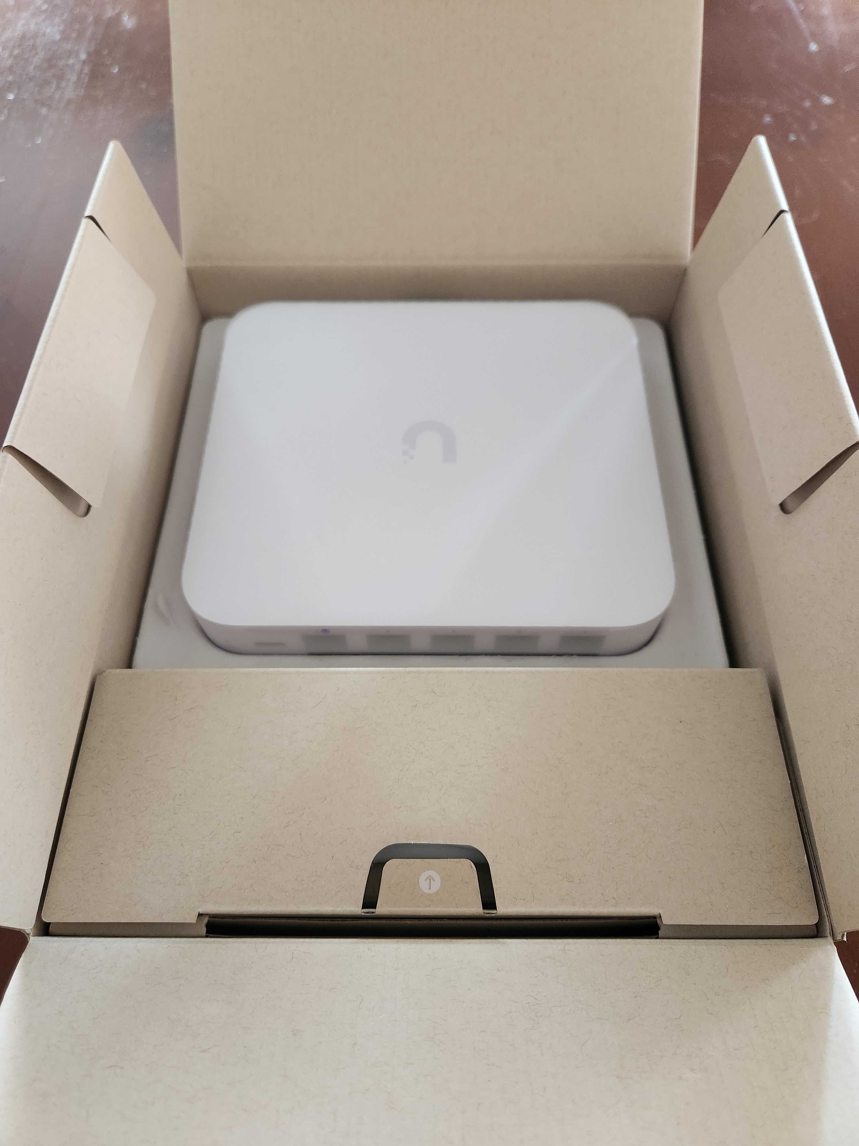 Роутер/шлюз Ubiquiti Cloud Gateway Max (UCG-Max)